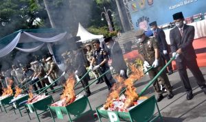 rokok-ilegal-dan-miras-senilai-rp-65-miliar-dimusnahkan-pemkab-bandung_169