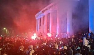 OIF ilustrasi konvoi Persib pada malam hari (sumber gambar diambil dari website trends.tribunnews.com)